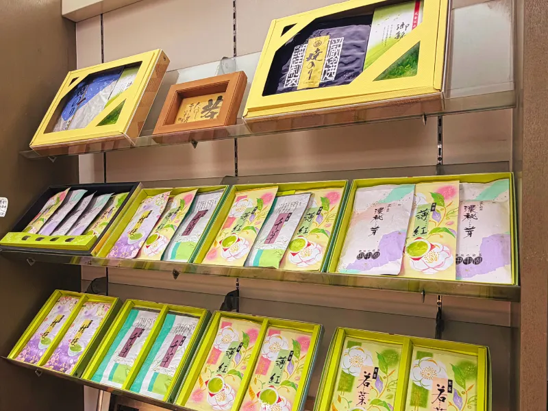 店内の茶葉陳列